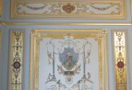 Насыщенный декор гостиной был воспроизведен по требованию заказчика Роспись гостиной в стиле Луи XVI