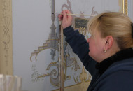 Выпотнение росписи в стиле французского гротеска Тонкая деталировка альфрейной росписи в интерьере