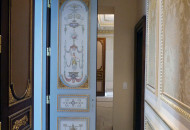 Разные решения декорации дверного полотна из различных цветов помещений Роспись створки двери в интерьере