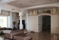 Интерьер средиземноморского стиля с использованием живописи Широкий живописный фриз в средиземноморском стиле