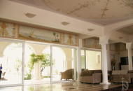 Оформление выхода на террасу по средством широкого расписного фриза Роспись стен над стеклянным дверями