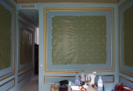 Вызолоченные архитектурные зеркала в зоне кровати Позолота лепного зеркала в классическом интерьере