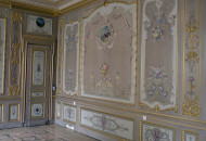 Интерьер спальни с росписью, наборным паркетом и позолоченной лепниной Роспись в интерьере спальни в сложной цветовой гамме