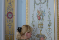 Гризайль на золотом фоне дополняет цветовое решение архитектурного зеркала с росписью Альфрейная роспись стен в стиле Луи XVI