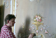 Дописывание фрагментов росписи после монтажа деревянных панелей Доработка альфрейной росписи на буазери