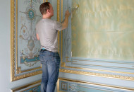 Роспись стены в сложной альфрейной технике Выполнение росписи в классической спальне