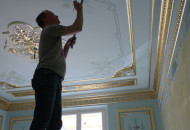 Работа над потолком оформленном с использованием лепнины Гипсовая лепнина с использованием позолоты