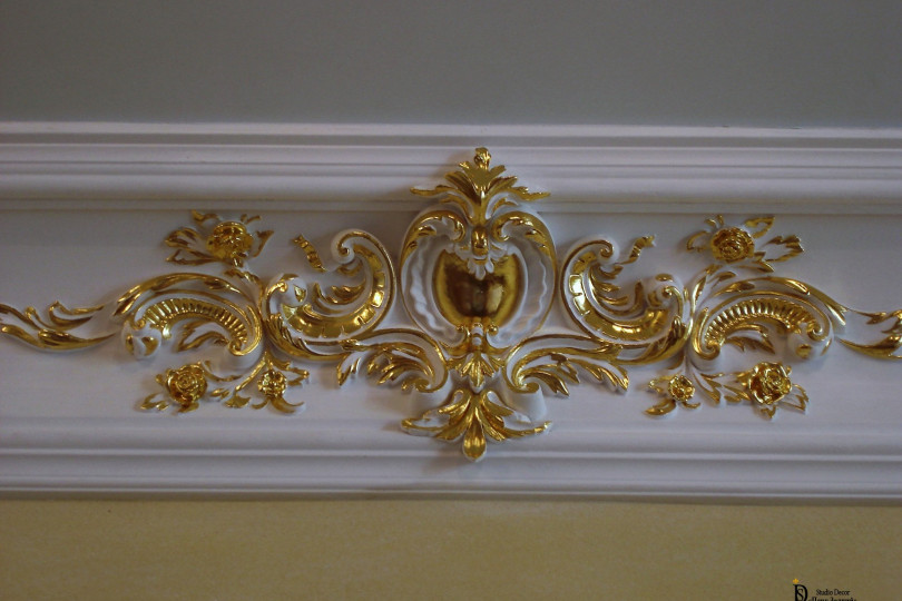 Золоченый картуш на гипсовой падуге Сусальное золочение картуша в классическом интерьере