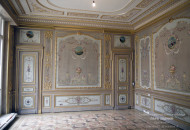 Основой для росписи является выбеленный дуб с позолоченной резьбой Роспись по буазери в Французском стиле