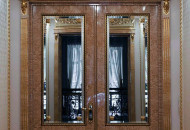 Дверной проем с вызолоченным десюдепортом Позолота гипсовой лепнины над дверью