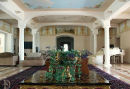 Для визуального подъема потолка применена иллюзорная живопись Роспись в средиземноморском стиле