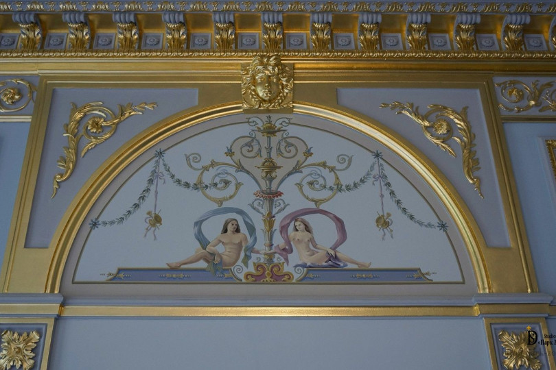 Оформление зоны камина Лепной портал с позолотой над камином