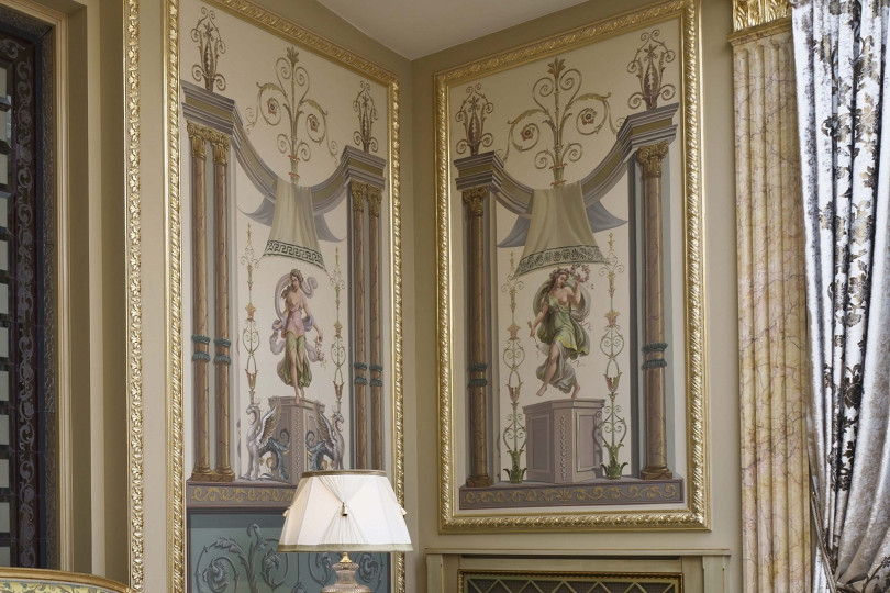 Роспись выполнена в едином колорите со стеной Художественная роспись стены в стиле Ренессанса