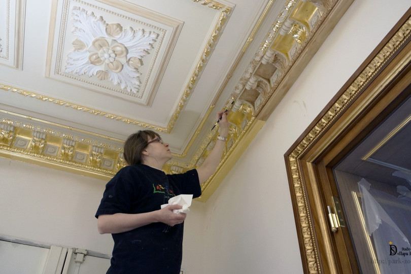 Накладка листов потали на карниз с модульонами Позолота гипсовых модульонов