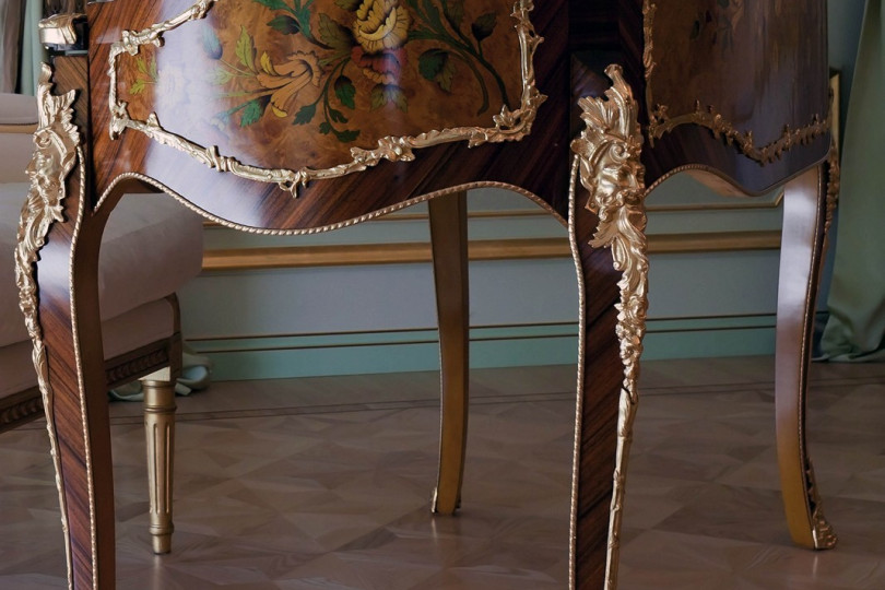 Gilding of elements of the wood marquetry bureau