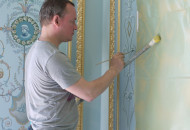 Художник выполняет роспись в архитектурном зеркале спальни Выполнение росписи на стене спальни