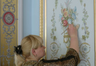 Фрагмент росписи гостиной с в технике полихром Художник выполняет роспись стены в полихромной технике