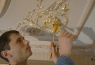 Нанесение листа сусального золота на элемент гипсовой лепнины Техника позолоты гипсовой лепнины