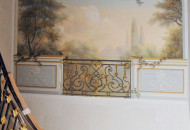 Роспись стен лестницы загородного дома