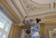 Работа над золочением декора потолка в центральной спальни Нанесение клея перед позолотой лепнины
