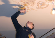 Подготовка врезной розетки для золочения Позолотчик подготавливает лепную розетку