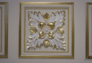 Fragment of the ceiling using moon gold The use of moon gold in the interior