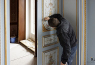 Выполнение золочения дверного полотна в зоне центральной гостиной Доводка позолоты двери