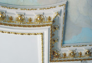 Золочение сложного лепного карниза Выборочное золочение лепного карниза в интерьере