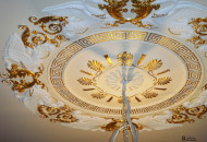 Розетка в ампирном стиле Выборочная позолота гипсовой розетки