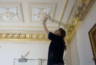 Работа над потолком в зоне главного холла Подготовка к позолоте лепной розетки