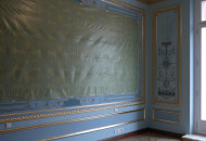 Красивая картинка с вызолоченными архитектурными зеркалами Позолота гипсовой лепнины в классическом интерьере