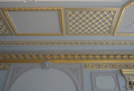 Сопряжение карниза и потолка выполненная с использованием имитации золота Позолота потолочных элементов лепнины