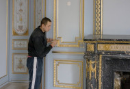 Золочение порезки верхнего зеркала на стене Позолота лепнины и мраморного портала камина