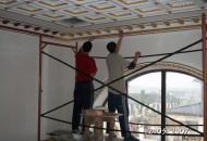 Кессонированный потолок центральной гостиной с использованием имитации позолоты Позолота классического потолка в интерьере дома