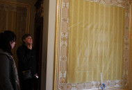 Сдача работы позолотчиками и художниками компании Позолота архитектурного лепного зеркала в интерьере