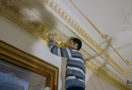 Нанесение лунного золота на карниз с модульонами Позолота модульонов и карниза в интерьере