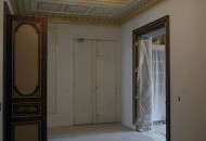 Входная группа центрального холла Золочение в классическом интерьере квартиры