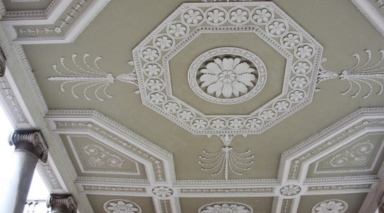 Классическая лепнина уместна везде