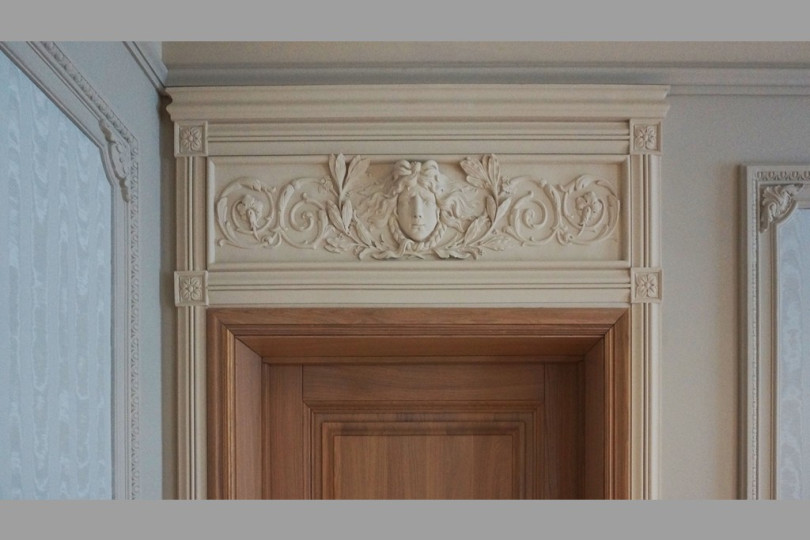 Дверной проем декорированный лепниной