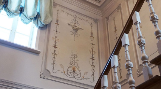 For the decoration of the main staircase, we chose a light decoration, alfrey painting and a chic crystal chandelier The main staircase is decorated with alfrey painting