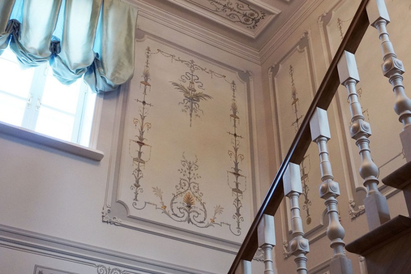 Для оформления парадной лестницы выбрали светлое декорирование, альфрейную роспись и шикарную хрустальную люстру Парадная лестница декорирована альфрейной росписью
