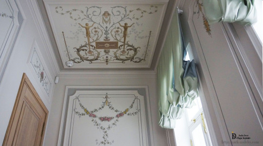 The staircase of the mansion is decorated in a classic style. The walls are divided into fields and decorated with fine stucco molding and light refined painting Painting the stairs of the historic mansion
