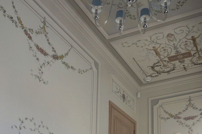 Alfrey painting in staircase decoration