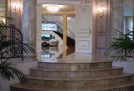 The sculpture in the classical hall is combined with the illusory painting of the niche into a single decorative composition Hall with painting and sculpture