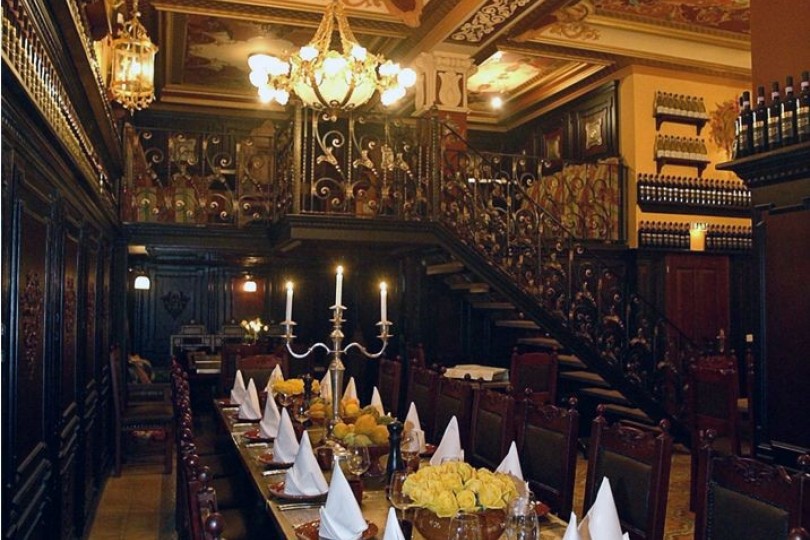 Декор интерьера лепниной в Ресторане Londri