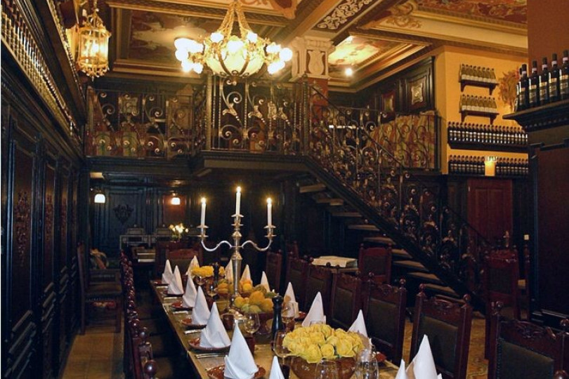 Интересное сочетание: сложная роспись потолка, темные стеновые панели, светлая напольная плитка и необычные светильники сделали ресторан неповторимым Ресторан в стиле итальянского ренессанса