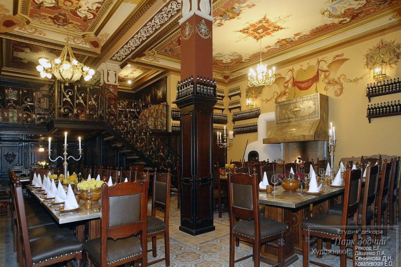 Ресторан декорирован сложной росписью потолка и стен, темными панелями из мореного дуба и светлой египетской плиткой Семейный ресторан в стиле ренессанс