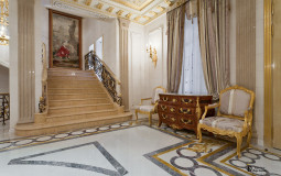 Холл загородной резиденции с великолепным декором стал прелюдией для богато оформленных помещений Классический холл загородной резиденции