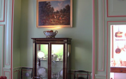 The Provence style dining room combines light and cozy wall decoration, comfortable light furniture and exclusive decor elements Provence style dining room, light decoration
