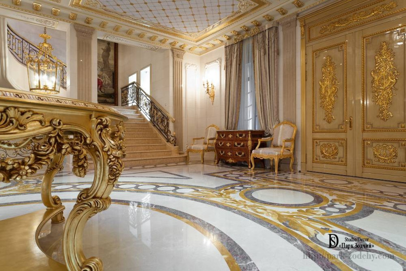 Светлый, величественный холл в классическом стиле